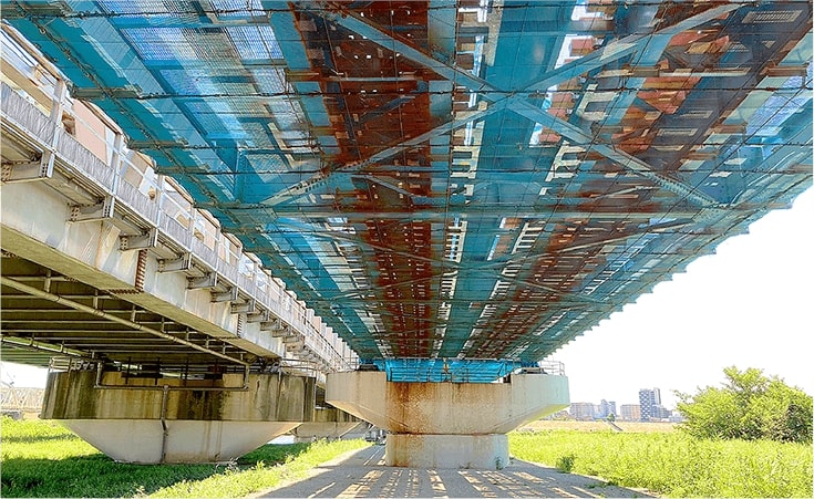 橋梁を下から映した写真