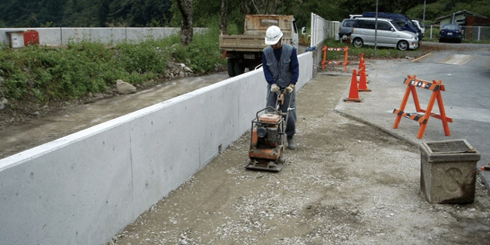 道路脇で工事中の写真