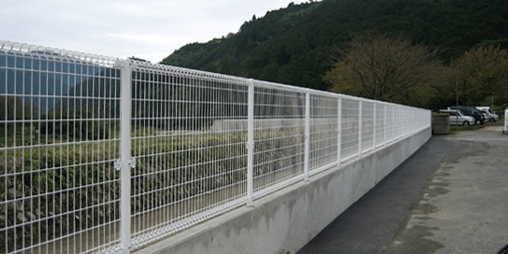 フェンス越しで空が見える工事現場