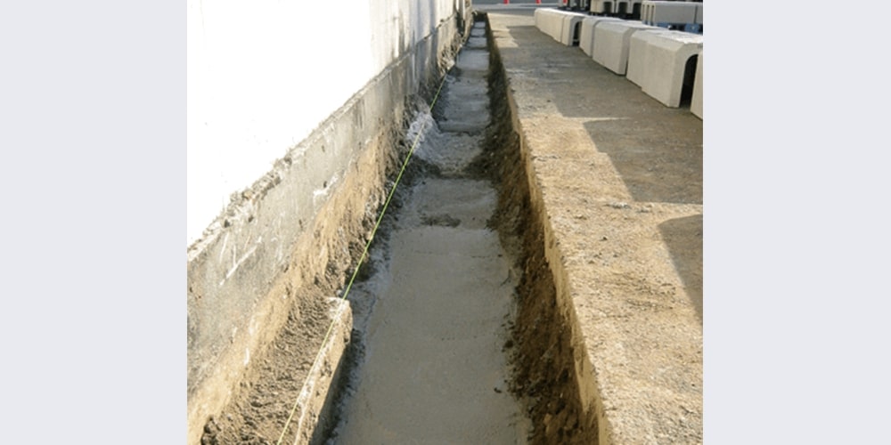 建物の横にある溝の写真