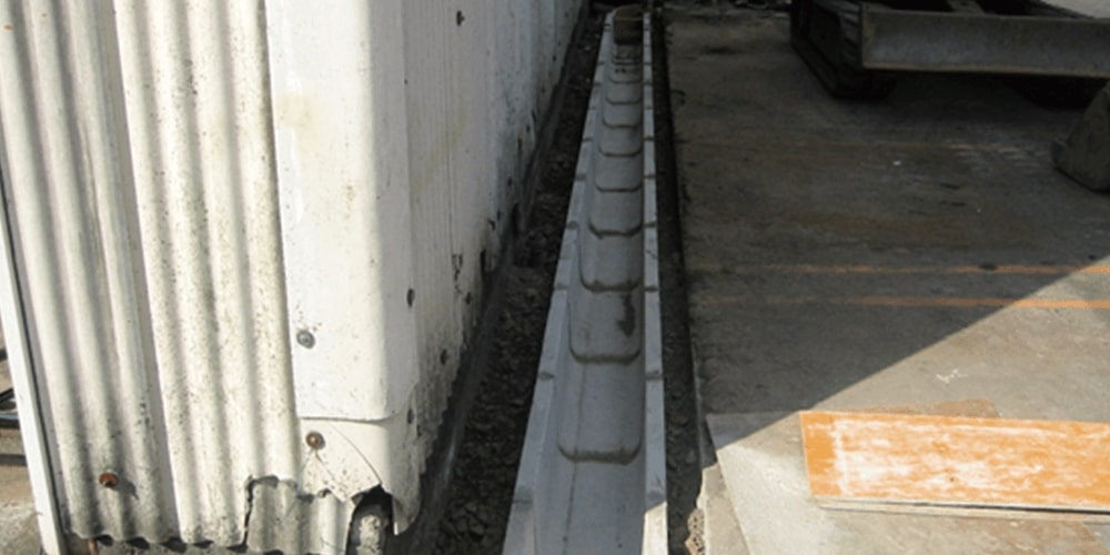 建物の横にある溝の写真