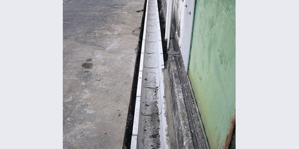 建物の横にある溝の写真