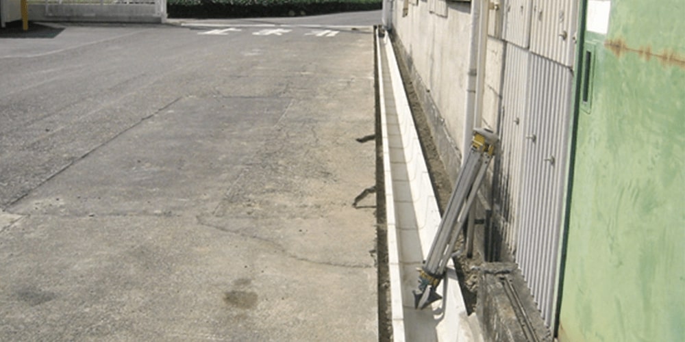 建物の横にある溝の写真
