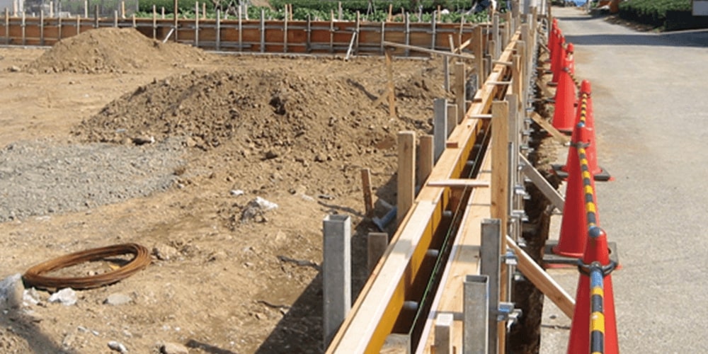 コーンで囲われた、土が盛ってある工事現場