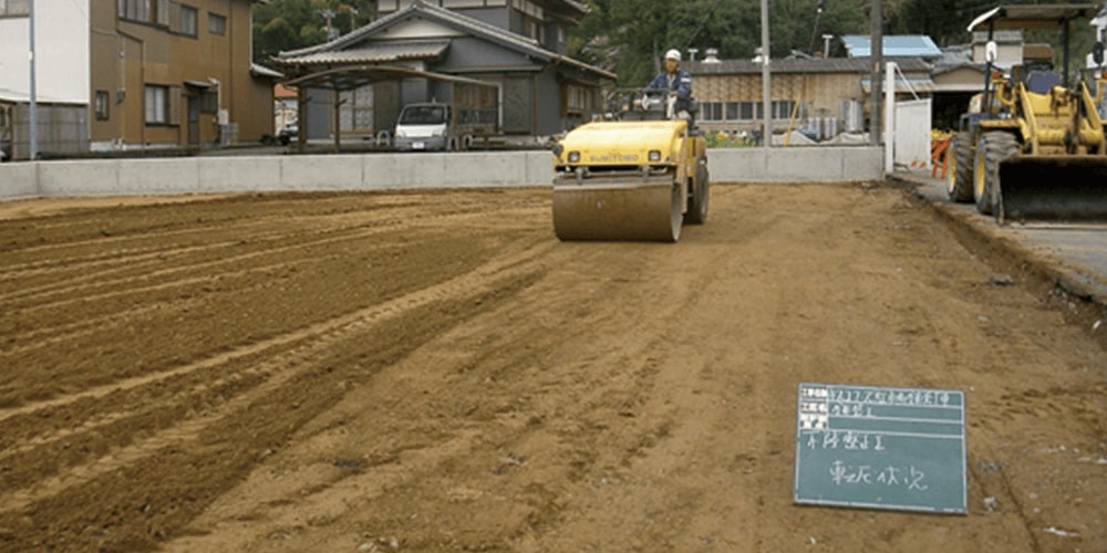 重機で土地を整備している写真