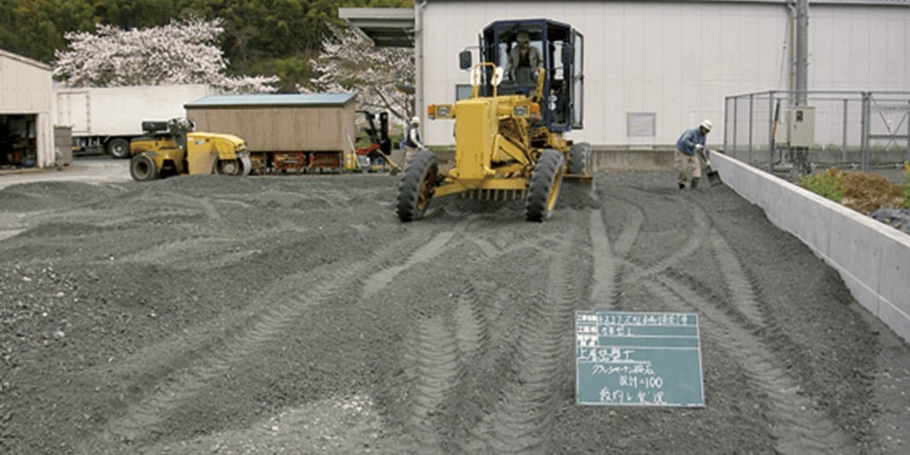 重機で土地を整備している写真