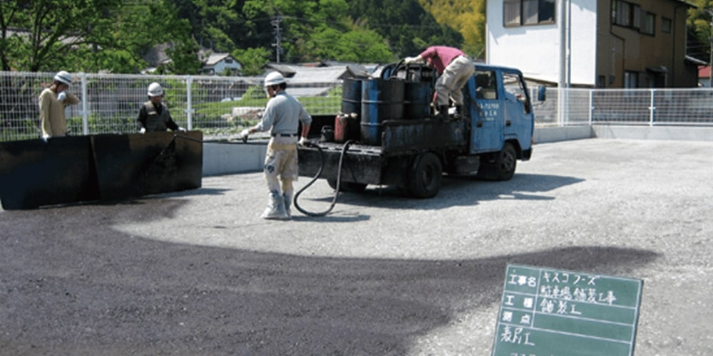 重機で土地を整備している写真