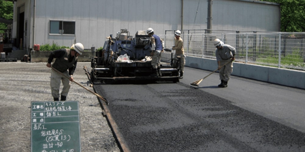 とんぼを使ってアスファルトが完成してきた写真