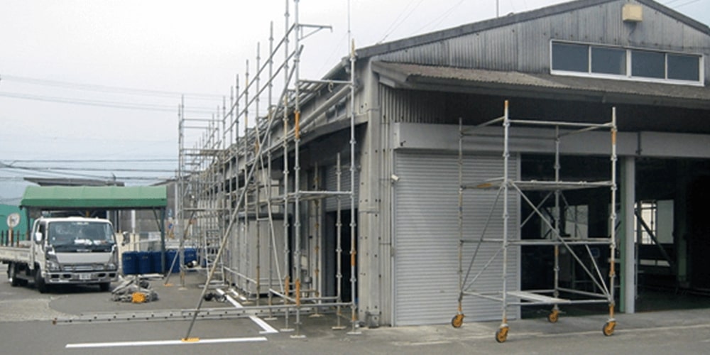 足場が作られている工場