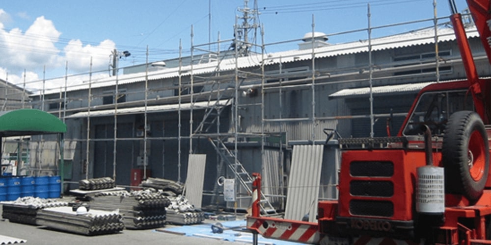 重機と足場と屋根