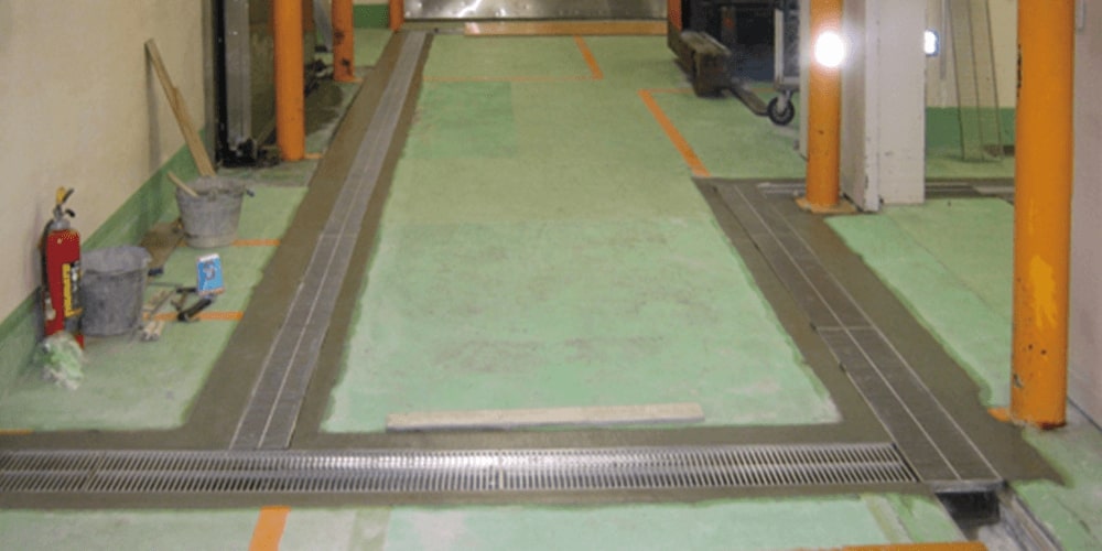 工場内排水溝改修工事の現場