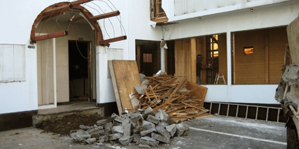 取り壊した瓦礫を一旦外に置いておく