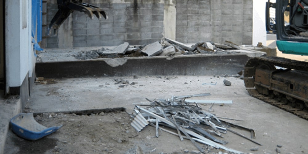 店舗の解体作業現場