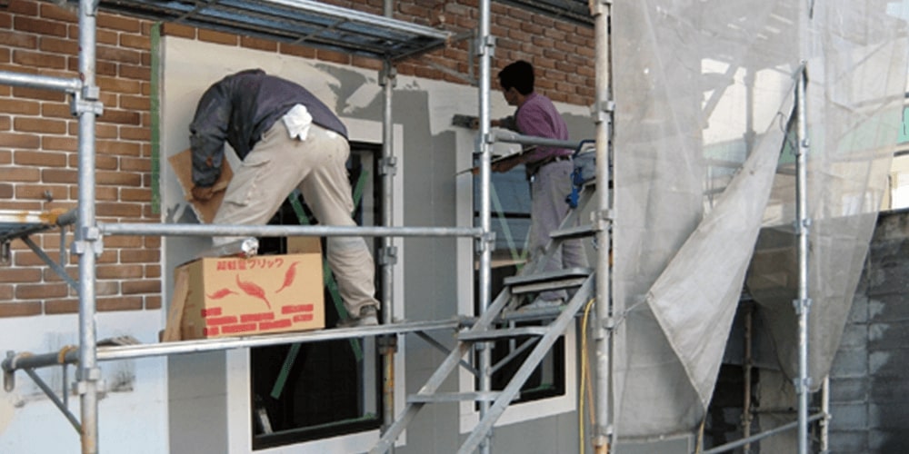 外壁の改修中の作業員