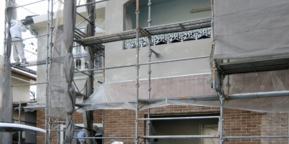 店舗に作られた足場