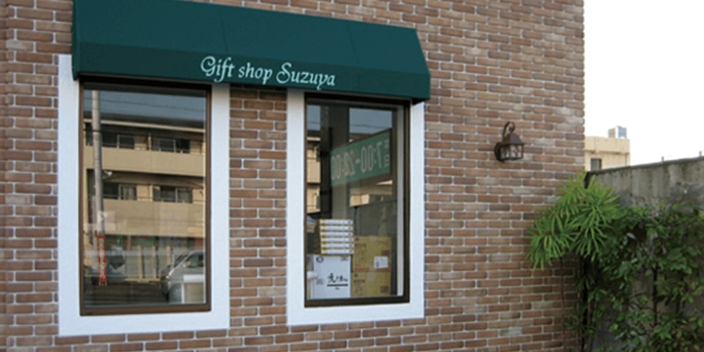 完成したレンガのおしゃれな外観と窓