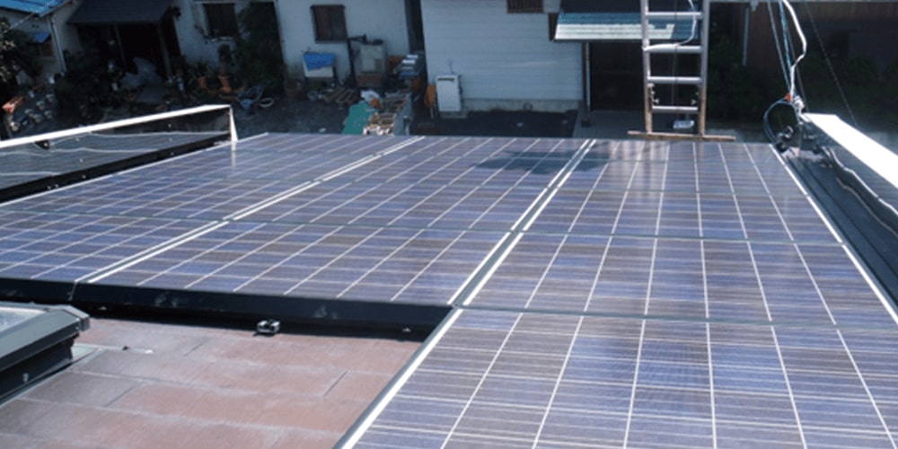 太陽光発電装置の設置工事現場