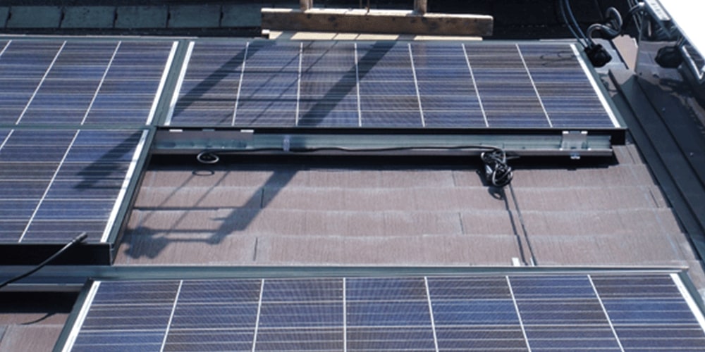 太陽光発電装置の設置工事現場