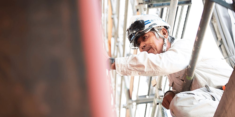 作業員が防具をきて作業をしている写真