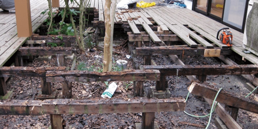 ウッドデッキの木を取り外して中が見えている