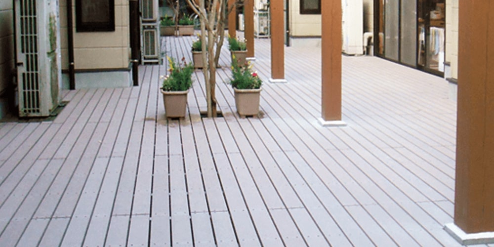 ウッドデッキの土台ができてきた