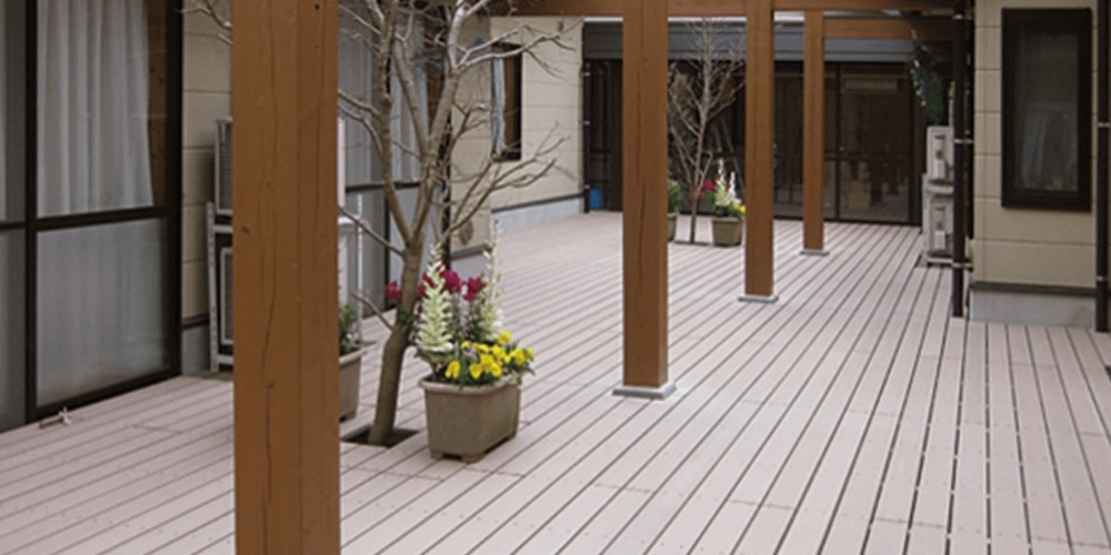 ガーデニングな雰囲気のウッドデッキが完成